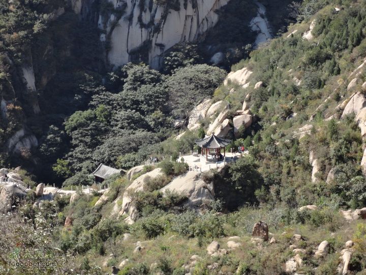 凤凰岭外围一圈下望凤凰岭游人