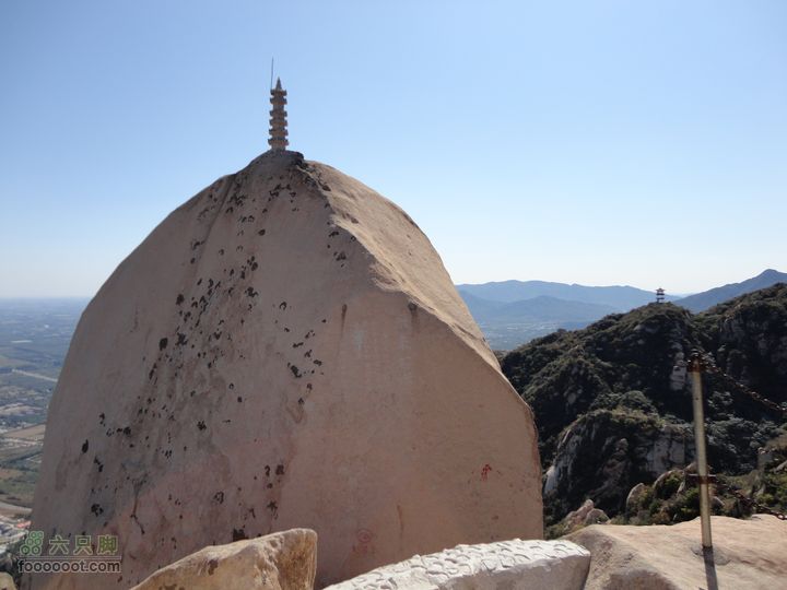 凤凰岭外围一圈飞来石塔