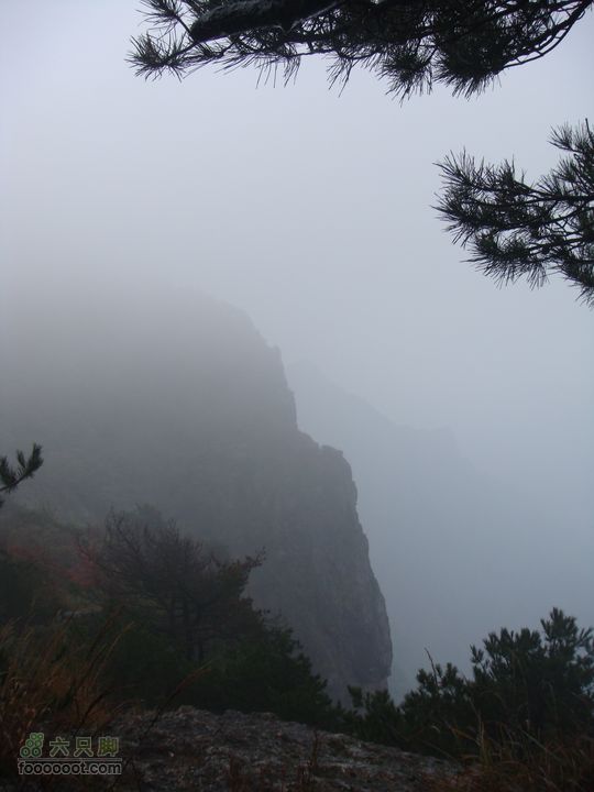 徽杭古道加清凉峰雨雾中的山峰