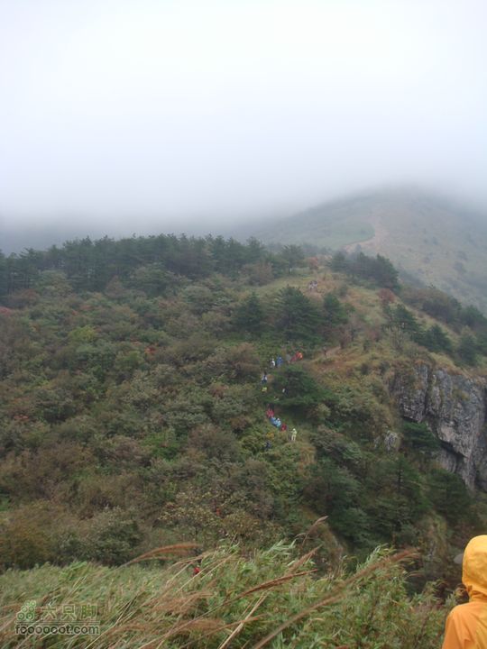 徽杭古道加清凉峰雨雾中的绝望坡（远方）