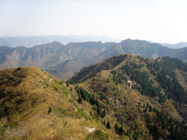 石安峪村云明山前面山脊就是云明山