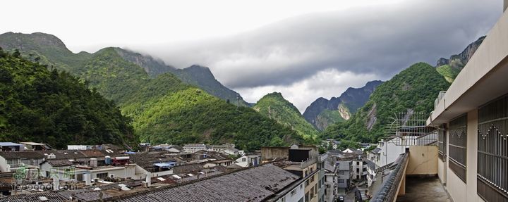 暑期单位组织的雁荡山之游站在露台上拍的一张全景图