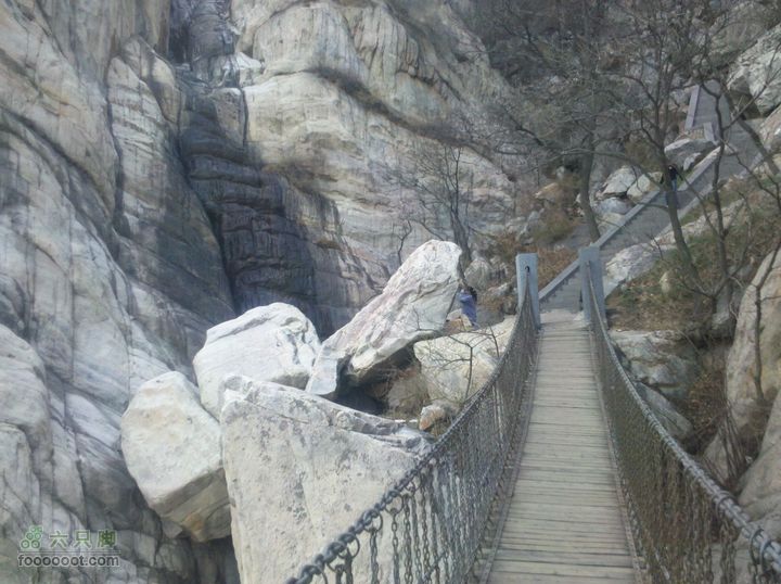 中岳嵩山(嵩阳书院->大法王寺->峻极峰->卢崖瀑布)吊桥，山势险峻。