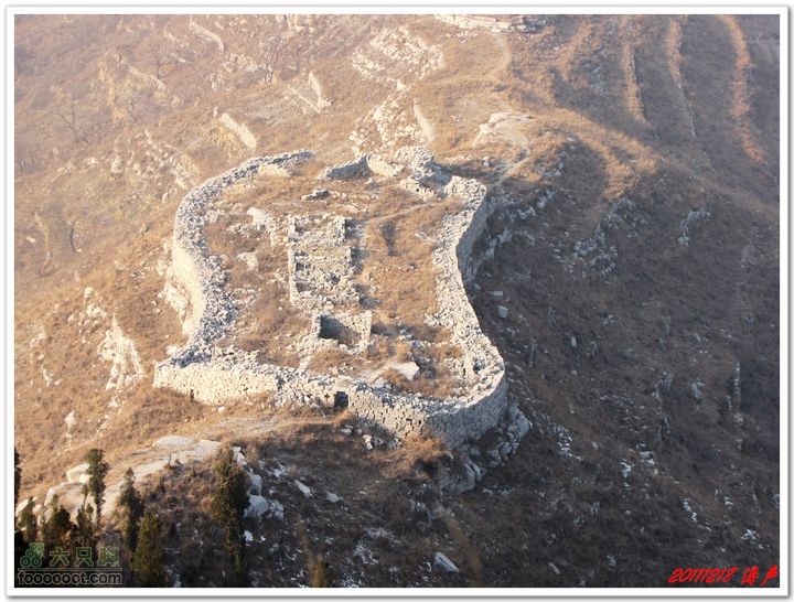 北牟方山三棱山武王寨西桐古山脊西面的废弃山寨