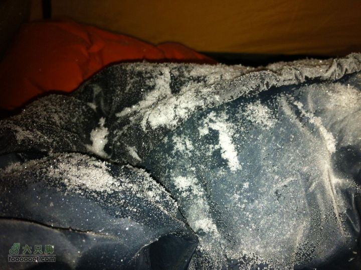 大年初三-初五冬季小五台探险-章家窑入-登顶西台晚上睡觉，嘴上出的哈气全结在睡袋口了，都是霜