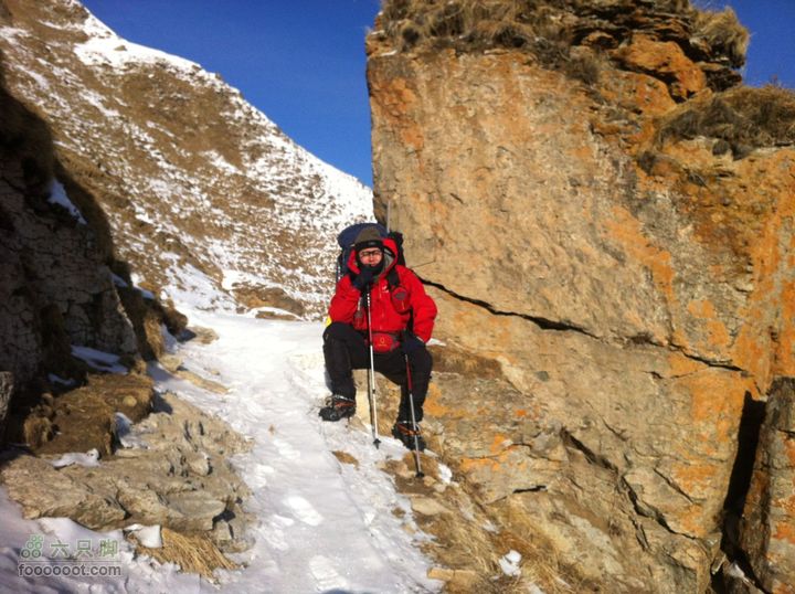 大年初三-初五冬季小五台探险-章家窑入-登顶西台下到西台羊圈后，我和老毒横切回垭口