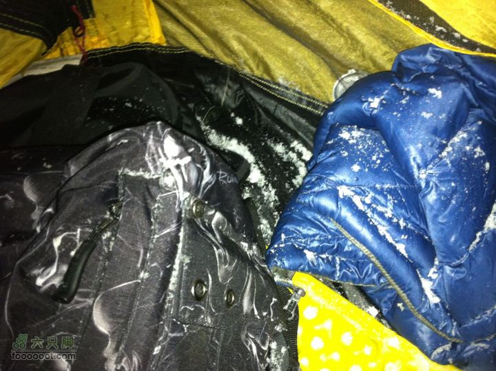 大年初三-初五冬季小五台探险-章家窑入-登顶西台早上起来，帐篷里到处都是冰，衣服裤子上也是