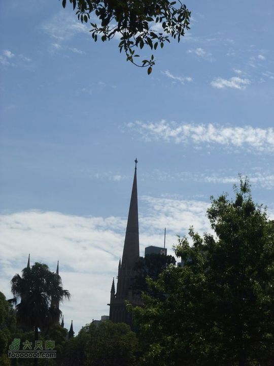 墨尔本·菲茨罗伊花园（Fitzroy Gardens）从公园望不远处的圣巴特利爵主教座堂（St Patrick's Cathedral）