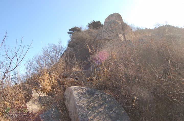 平谷至天津蓟县盘山景区上山的路不是很好走，石头较多。