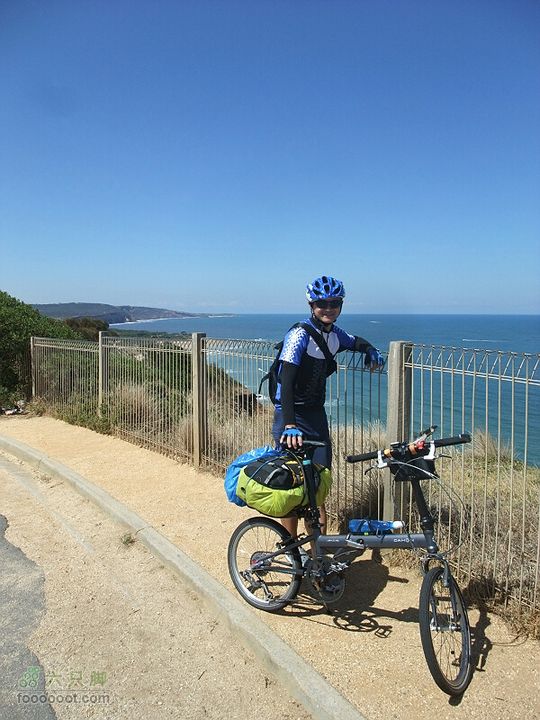 骑行大洋路 - 1 在观景台留影