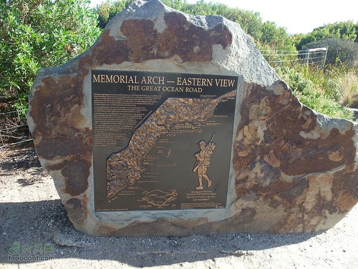 骑行大洋路 - 1 纪念拱门的解说牌