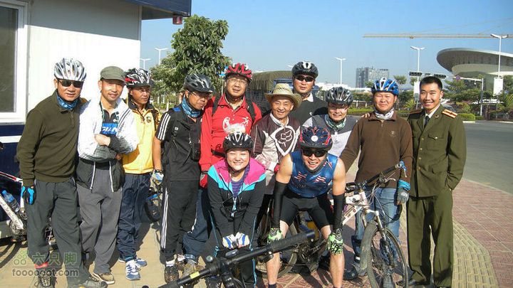 02月25日山地骑行出发地点骑友与骑行前辈老杨师合影