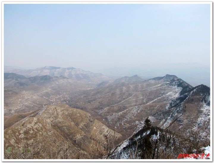 土峪摘星山武王寨田庄朝北望去的宋家庄和远处的玉皇山