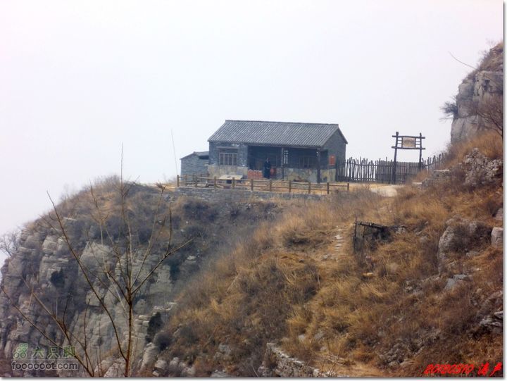 淄川三龙山潭溪山村子西南面的潭溪山景区收费处