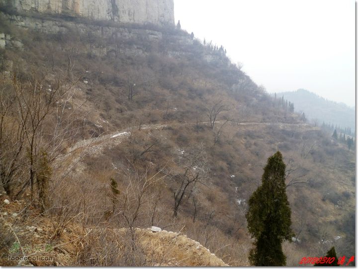 淄川三龙山潭溪山前面的小路向北走可以进入景区