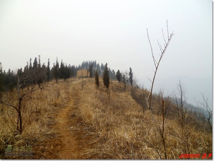淄川三龙山潭溪山在一处山脊处下山
