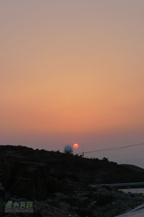 大罗山夜归在雷达站附近看到火红的落日