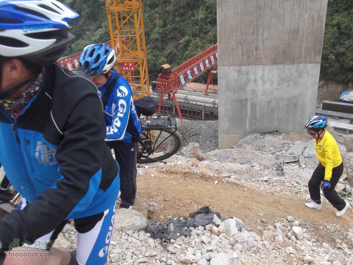 扶志猛洞河羊峰石堤环线此路不通，搬车更要帮女车友