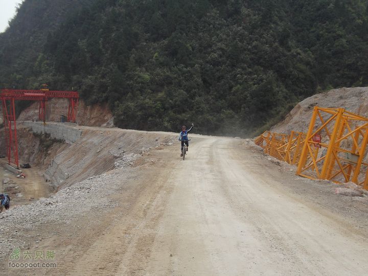 扶志猛洞河羊峰石堤环线冰雪飞来了