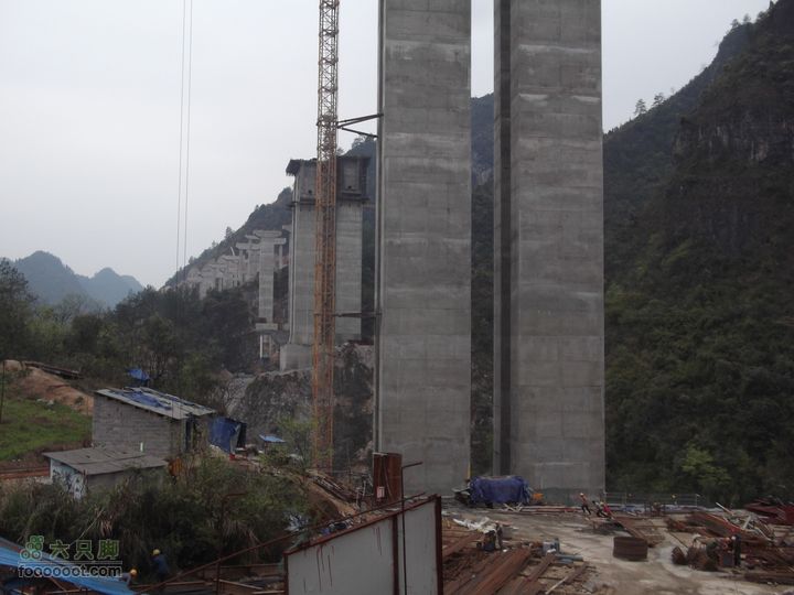 扶志猛洞河羊峰石堤环线再拍建设中的大桥