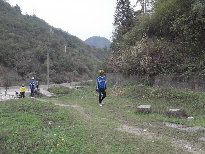 扶志猛洞河羊峰石堤环线吃完午饭后，我带大家找的休息点