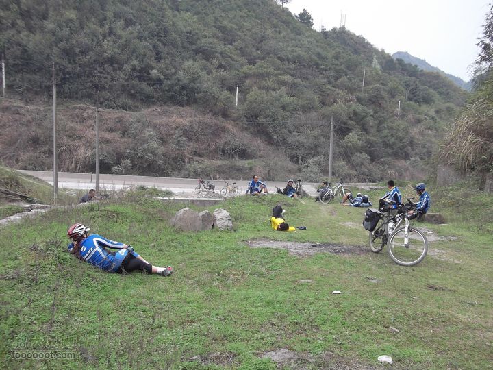 扶志猛洞河羊峰石堤环线草坪会议中