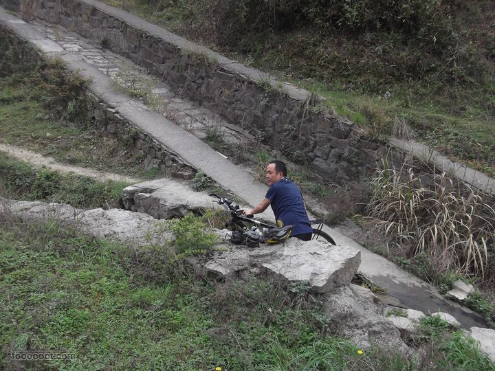 扶志猛洞河羊峰石堤环线南君抓紧时间洗车中