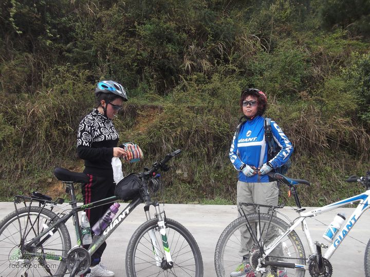 2012年4月15日万坪杉木河水库万福线两位美女休息调整中