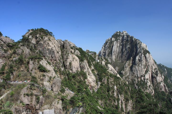 黄山遥望莲花峰