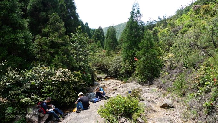 盘古楼尖穿越(桐岭-岷岗)哥们饿坏了，头顶烈日就啃起干粮。