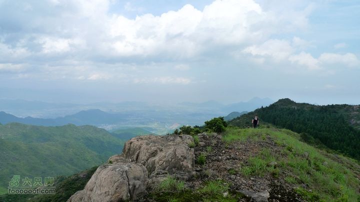 盘古楼尖穿越(桐岭-岷岗)登上山脊的防火带，盘古楼尖近在咫尺。