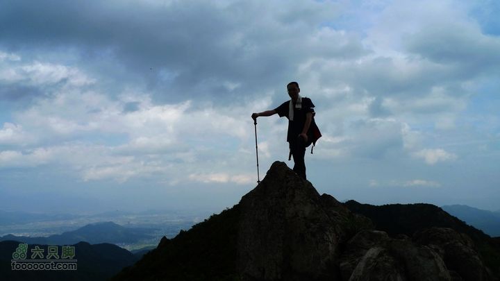盘古楼尖穿越(桐岭-岷岗)山高人为峰