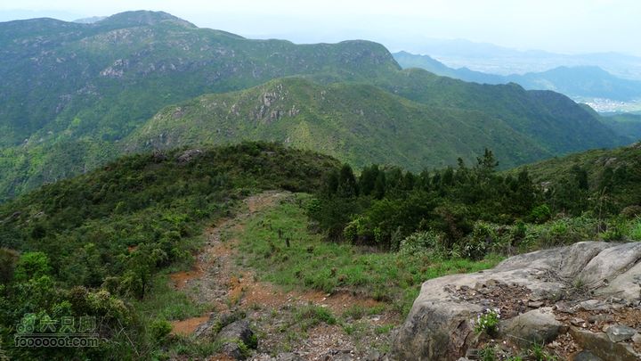 盘古楼尖穿越(桐岭-岷岗)这里比较陡峭，下去有点危险。