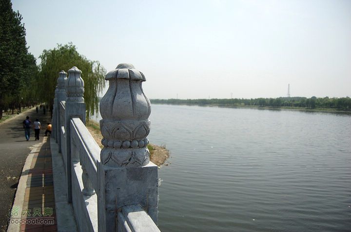 通州大运河森林公园两岸徒步经过石桥