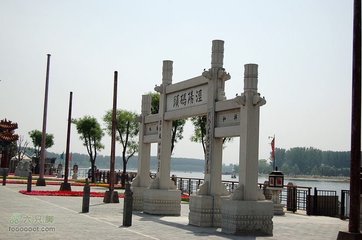 通州大运河森林公园两岸徒步漕运码头石牌坊