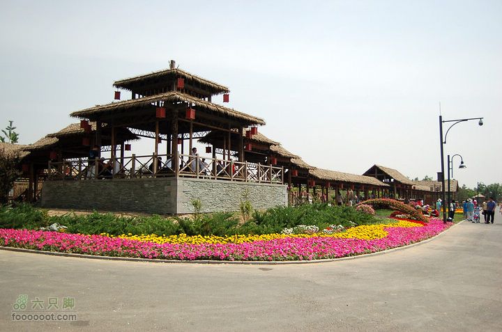 通州大运河森林公园两岸徒步休息长亭