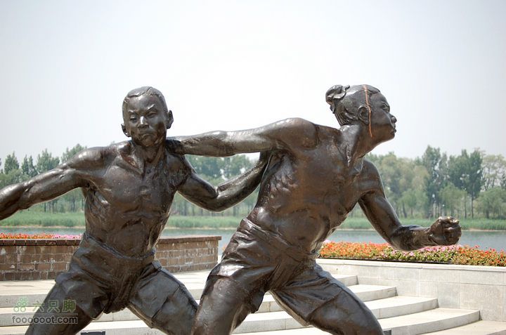 通州大运河森林公园两岸徒步纤夫雕塑