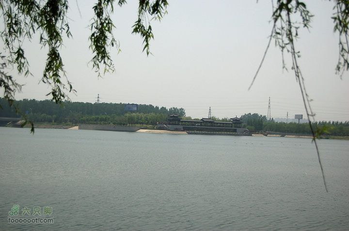 通州大运河森林公园两岸徒步对岸的长亭，是我们午餐的地方