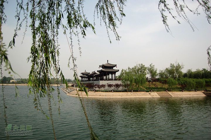 通州大运河森林公园两岸徒步离开长亭，沿西岸向北。