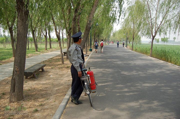 通州大运河森林公园两岸徒步保安均配有消防灭火器