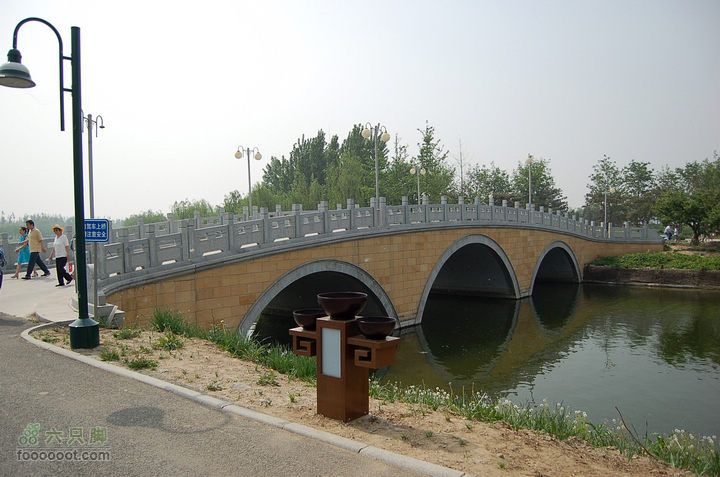 通州大运河森林公园两岸徒步拱桥