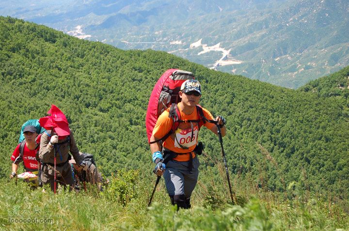 Lafuma大型主题系列登山活动华北赛区-北京灵山站一批队员紧跟着上来了