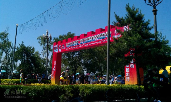 八达岭长城杯第二届北京国际自行车骑游大会起点处的老外帅哥