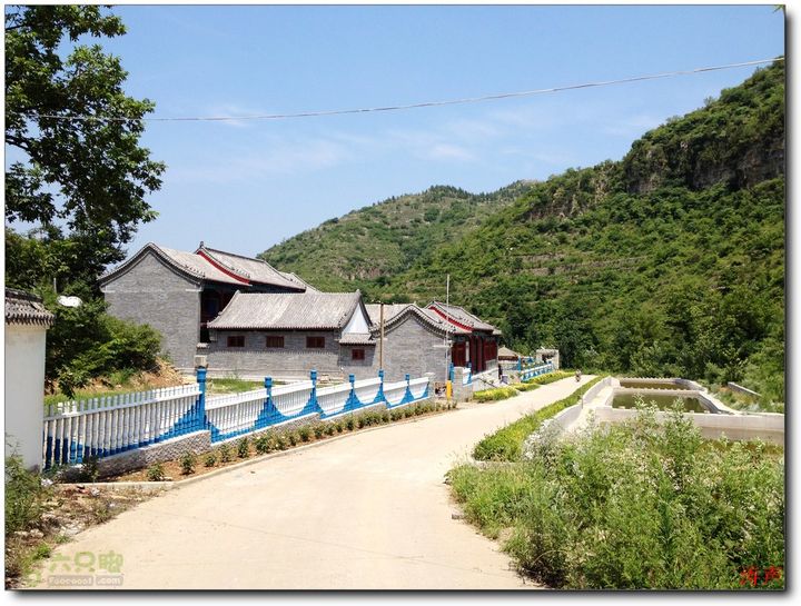 海上房搁笔寨山脊穿行新修建的醴云居