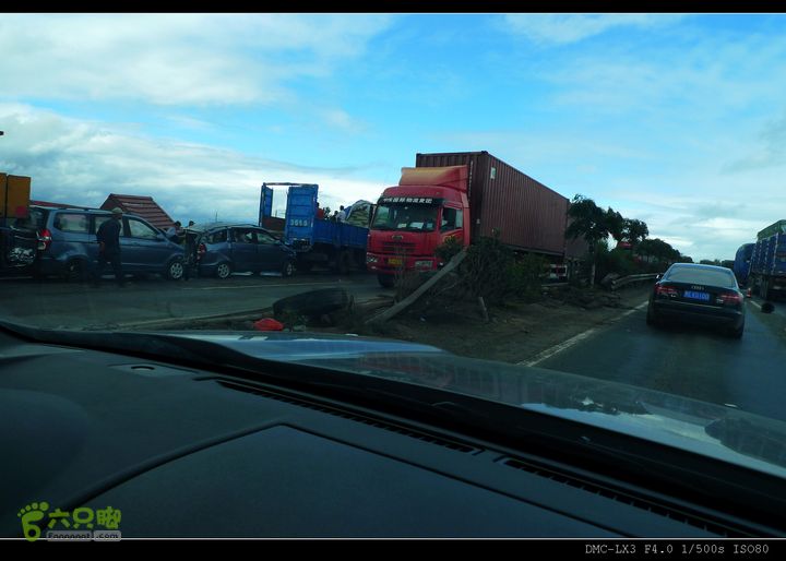 20120806东北镜泊湖、长白山、鸭绿江自驾原来前面发生了交通事故，一辆满载新车的货车冲到了对面车道~