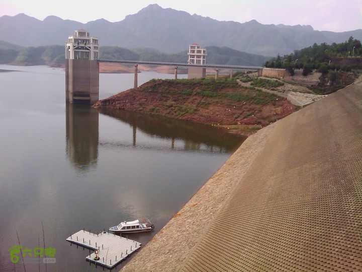 则黑毡帽山云龙水库