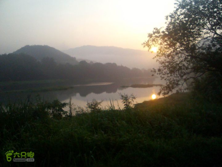 20120818_英山县城关转个圈初升的太阳照在东河上