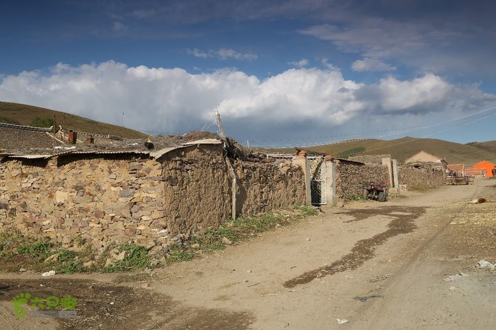 丰宁坝上情人谷内的农舍