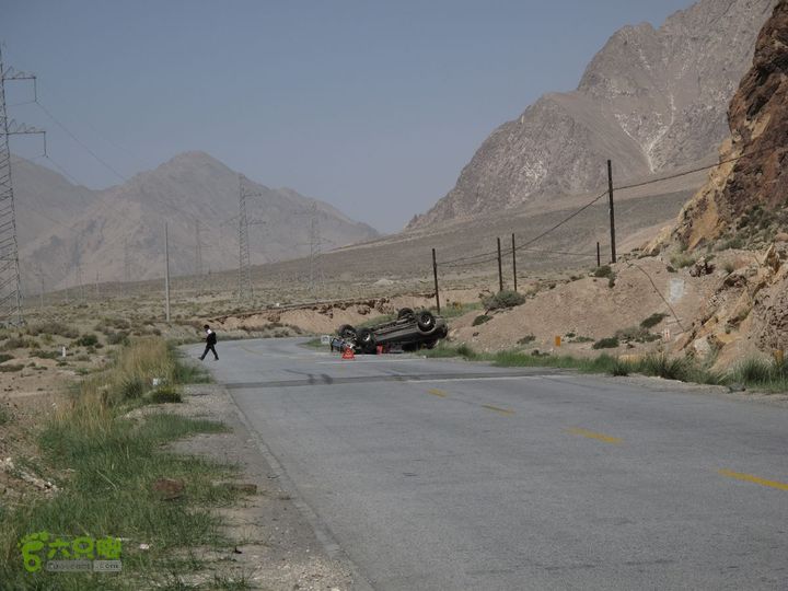 2011年青藏线徒步搭车之旅一辆越野翻了，索性人都没事