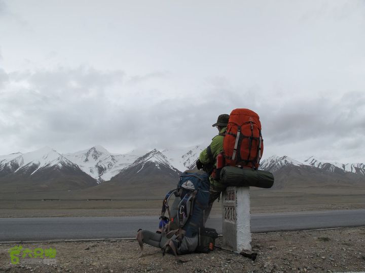 2011年青藏线徒步搭车之旅一路上，如果累了，我们都是坐在里程碑上休息的